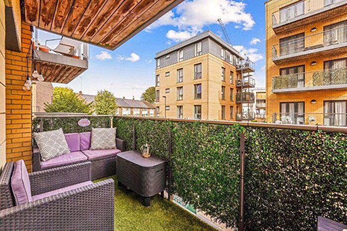 2 Bedroom Flat To Rent In Dragmore Street, London, SW4