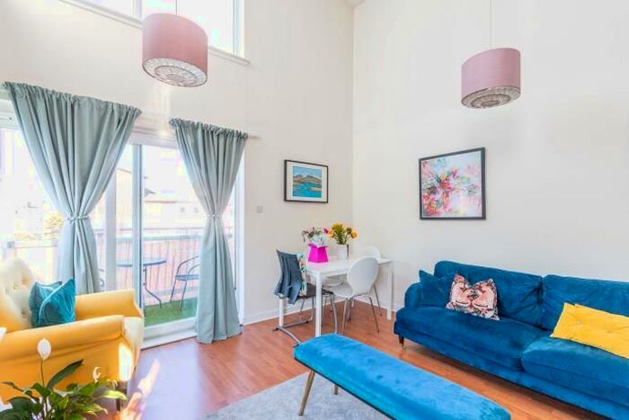 2 Bedroom Flat To Rent In Albion Gardens, Edinburgh, EH7