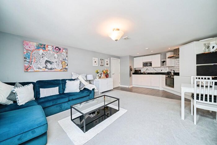 1 Bedroom Flat For Sale In High Street, Leatherhead, Surrey, KT22