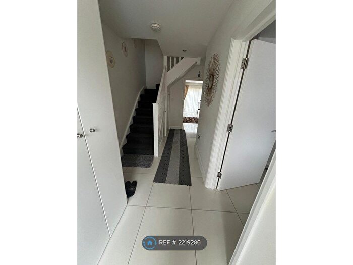 4 Bedroom Semi-Detached House To Rent In Brockleyside, Stanmore, HA7