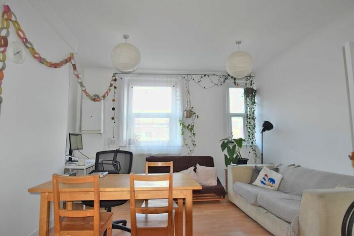 2 Bedroom Flat To Rent In Stoke Newington High Street, Stoke Newington, N16