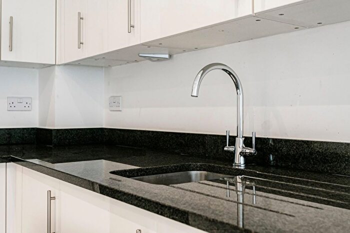 1 Bedroom Flat To Rent In Makepeace Court, Blagrove Road, Teddington, TW11