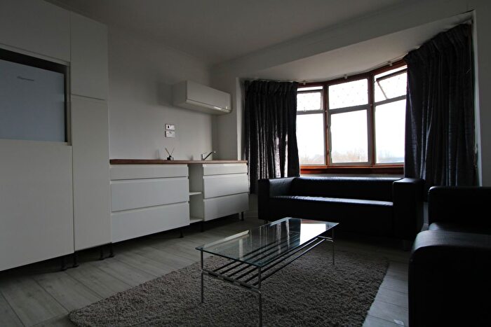 3 Bedroom Flat To Rent In Southwood Drive, Surbiton, KT5