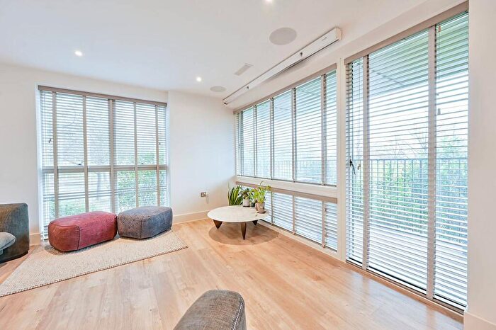 2 Bedroom Flat To Rent In Lakeside Drive, Park Royal, London, NW10