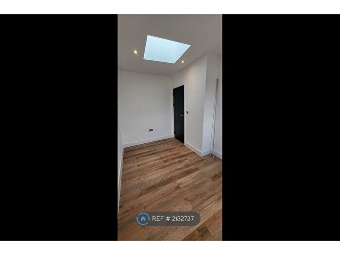 2 Bedroom Flat To Rent In Balham High Road, London, SW17