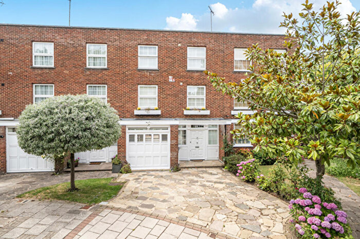 4 Bedroom Terraced House For Sale In Baxendale, London, N20