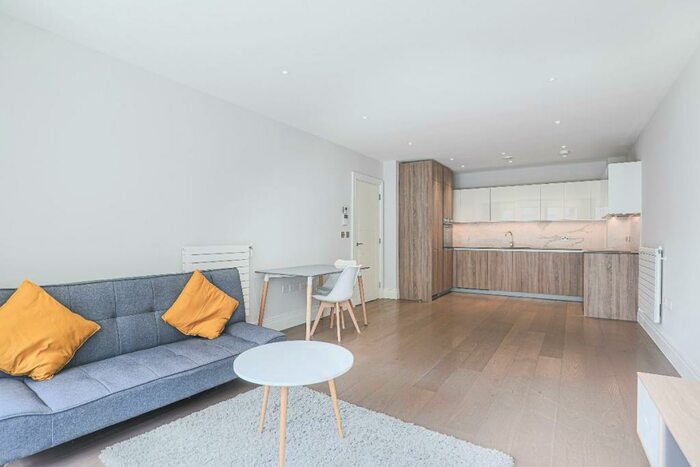 2 Bedroom Apartment To Rent In Hamond Court Queenshurst Square Kingston Upon Thames, KT2