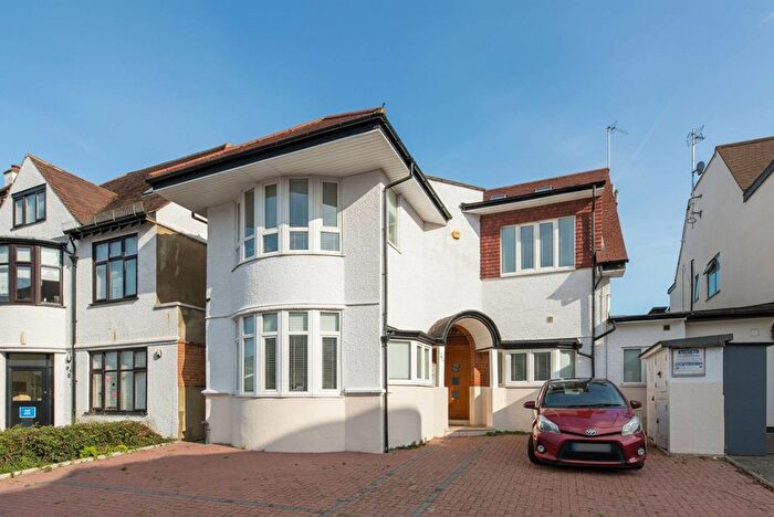 2 Bedroom Flat To Rent In Finchley Road, Golders Green, London, NW11