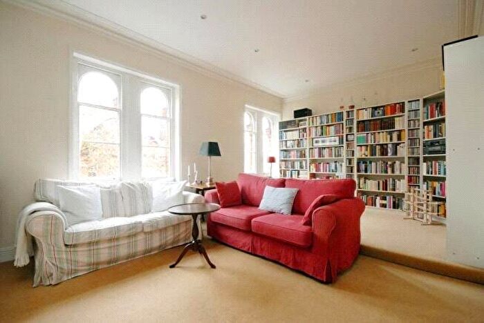 2 Bedroom Apartment To Rent In Rosslyn Hill, London, NW3