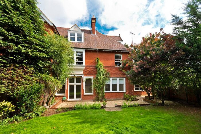 3 Bedroom Flat To Rent In Old Avenue, Weybridge, Surrey, KT13