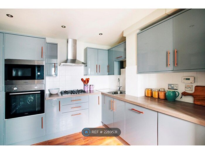 3 Bedroom Flat To Rent In Nunhead, London, SE15