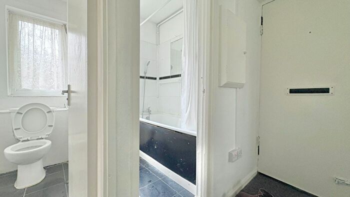 2 Bedroom Flat To Rent In Beaumont Square, London, E1