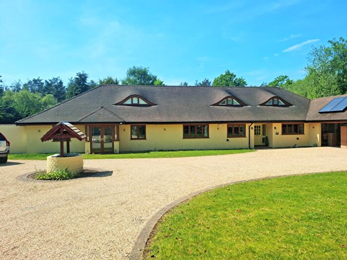 5 Bedroom Chalet To Rent In Matchams, BH23