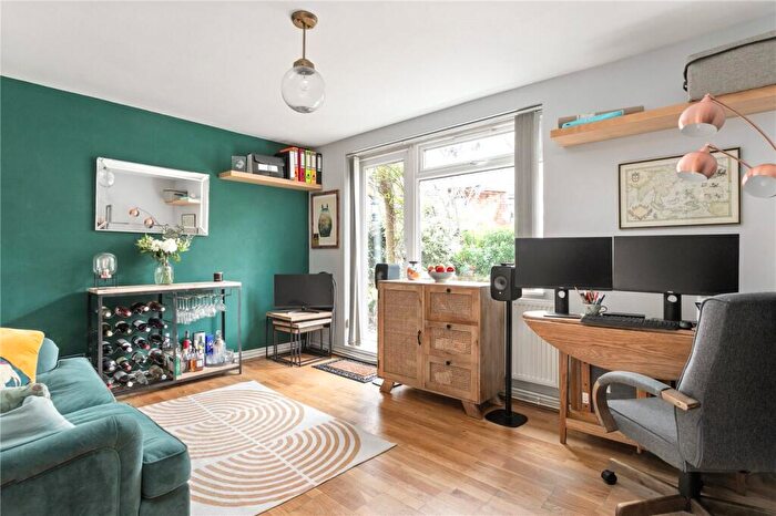 1 Bedroom Apartment For Sale In Highbury Quadrant, London, N5