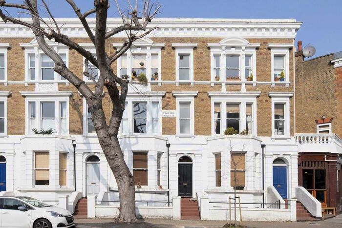 Studio To Rent In Lakeside Road, London, W14