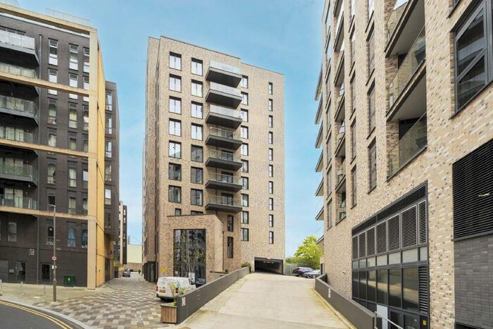 3 Bedroom Flat To Rent In Creek Lane, London, SW18