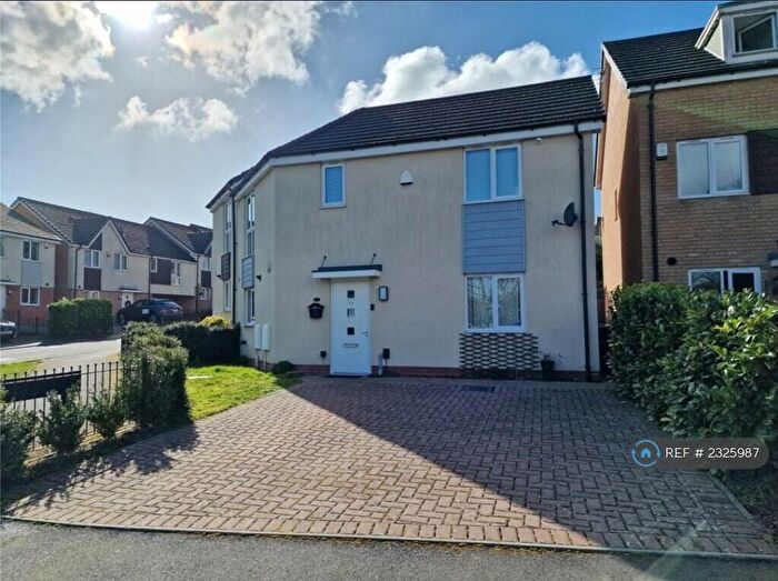 3 Bedroom Semi-Detached House To Rent In Bradfield Way, Dudley, DY1