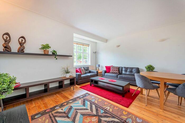 3 Bedroom Flat To Rent In Queens Drive, Acton, London, W3