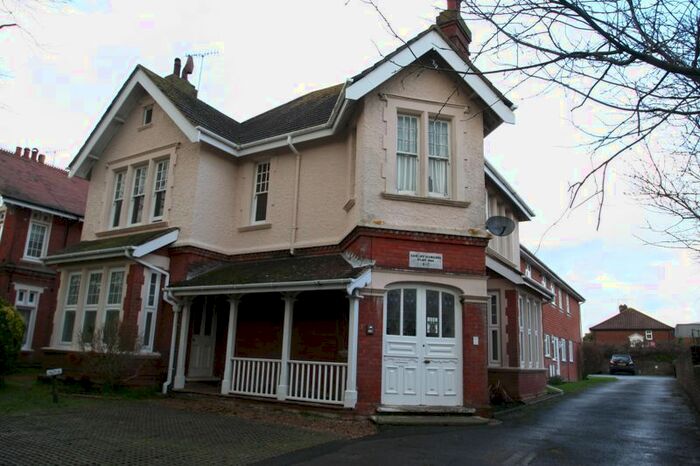 2 Bedroom Flat To Rent In Loxley Gardens, Bulkington Avenue, Broadwater, Worthing, BN14