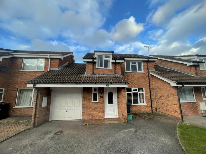 3 Bedroom Link Detached House To Rent In Skylark Way, Abbeydale, Gloucester, GL4