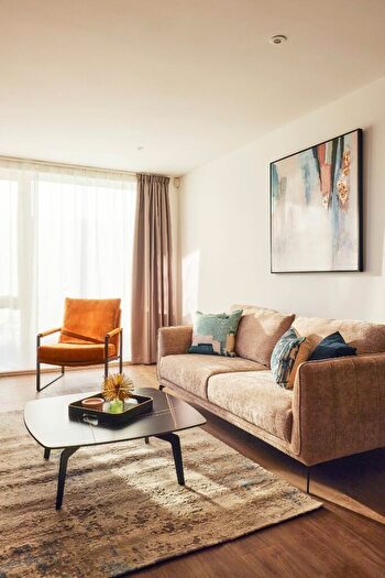1 Bedroom Apartment To Rent In Park Square, Avebury Boulevard, Milton Keynes, MK9