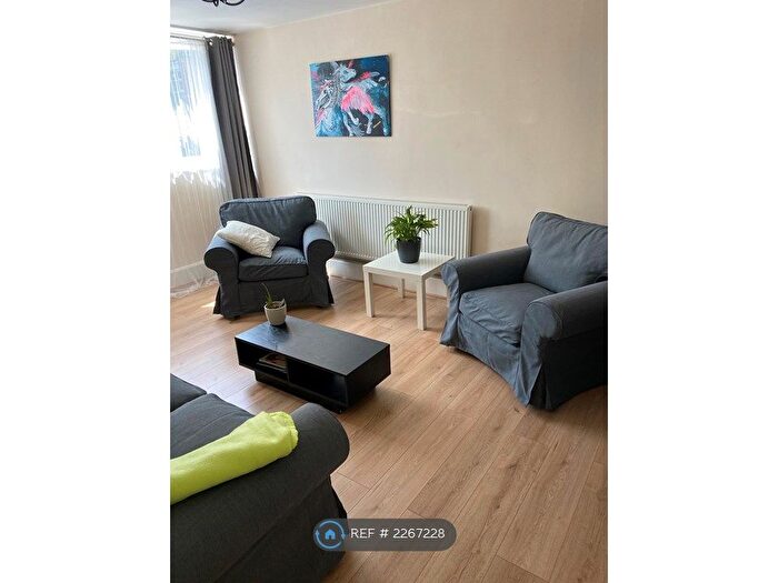3 Bedroom Flat To Rent In Falcon Grove, London, SW11
