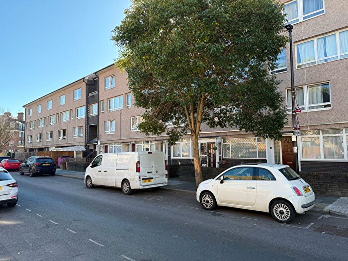 3 Bedroom Maisonette To Rent In Alpha Grove, Docklands/Canary Wharf, E14