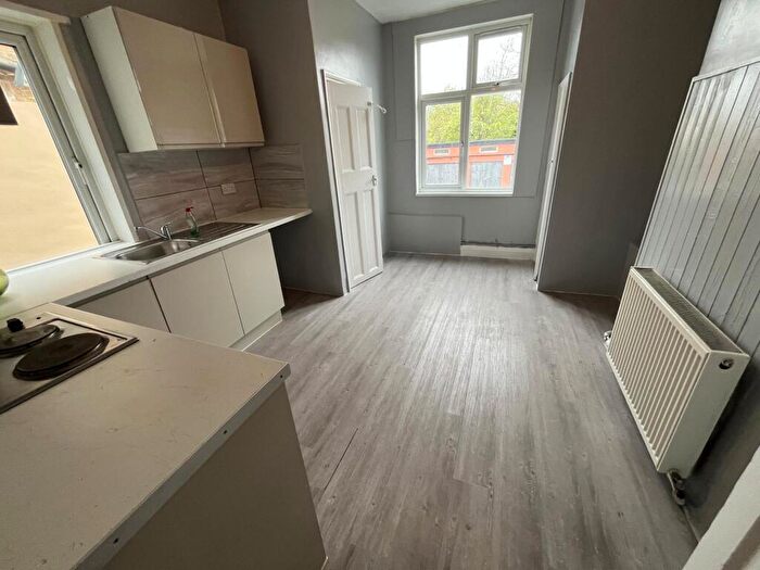 4 Bedroom Flat To Rent In Finchley Road, Barnet, London, NW11