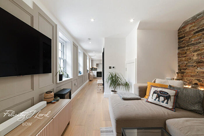 3 Bedroom Mews For Sale In Chusan Place, London, E14