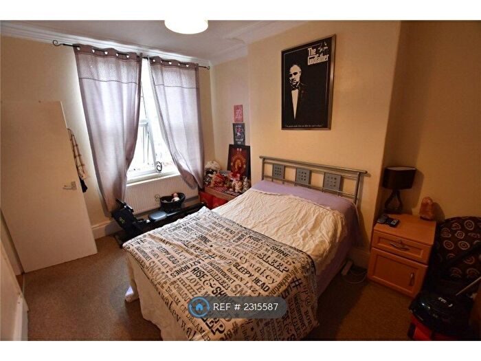 1 Bedroom Flat To Rent In Roundhay Place, Leeds, LS8