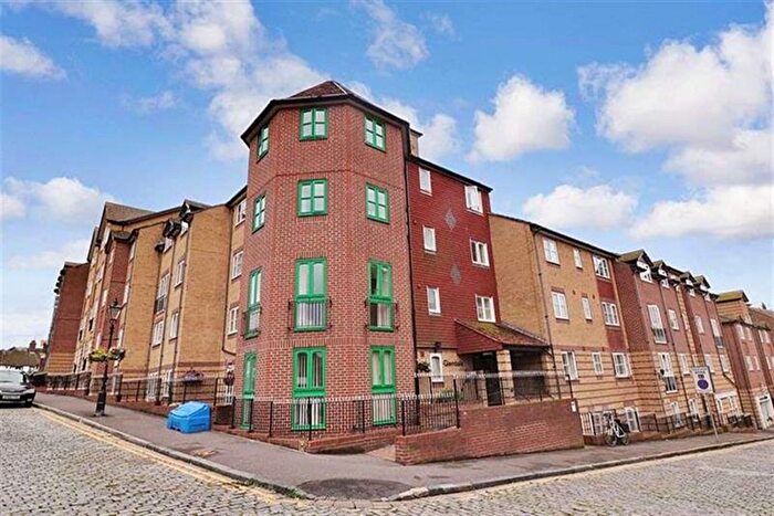 2 Bedroom Flat To Rent In Glendale, Folkestone, CT20