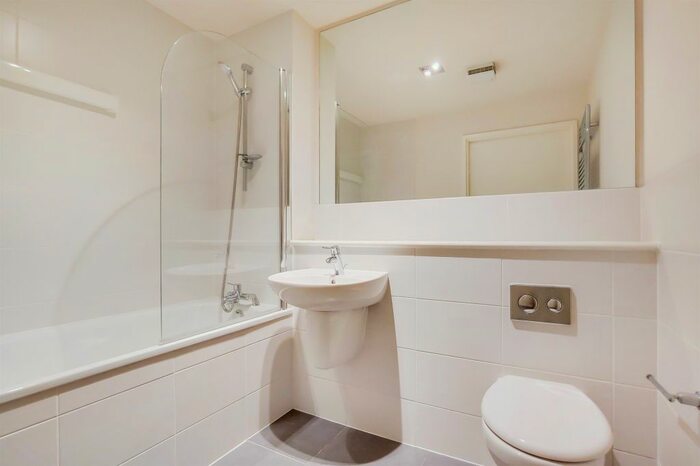2 Bedroom Flat For Sale In Macaulay Road, London, SW4
