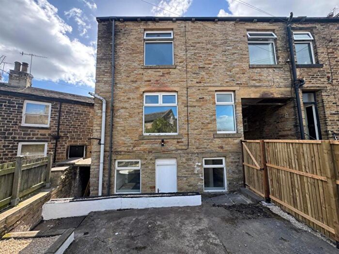 3 Bedroom Terraced House For Sale In Albion Road, Idle, Bradford, BD10