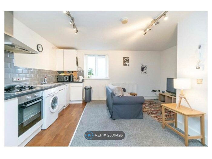 2 Bedroom Flat To Rent In Main Road, Radcliffe-On-Trent, Nottingham, NG12