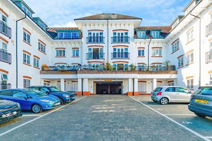 2 Bedroom Flat For Sale In Updown Hill, Haywards Heath, RH16