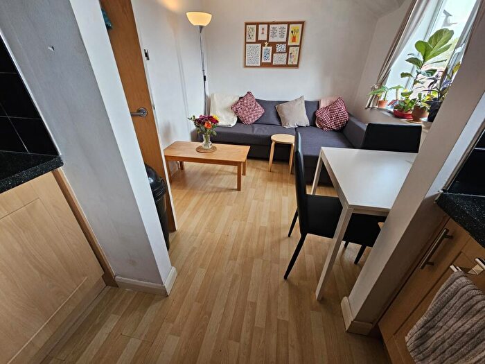 2 Bedroom House To Rent In Delph Court, Leeds, LS6