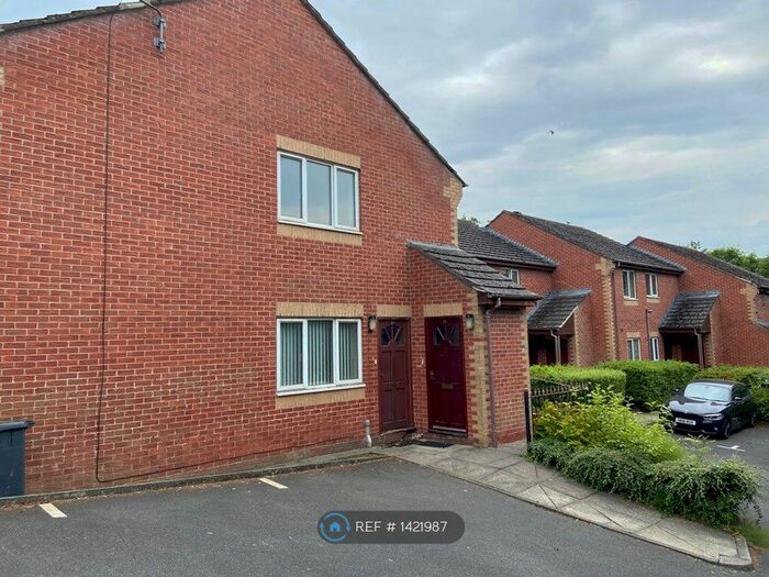 2 Bedroom Flat To Rent In Berkeley Crescent, Hyde, SK14