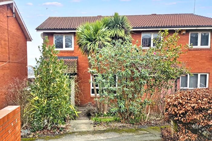 3 Bedroom Semi-Detached House For Sale In Highlands Walk, Leeds, LS10