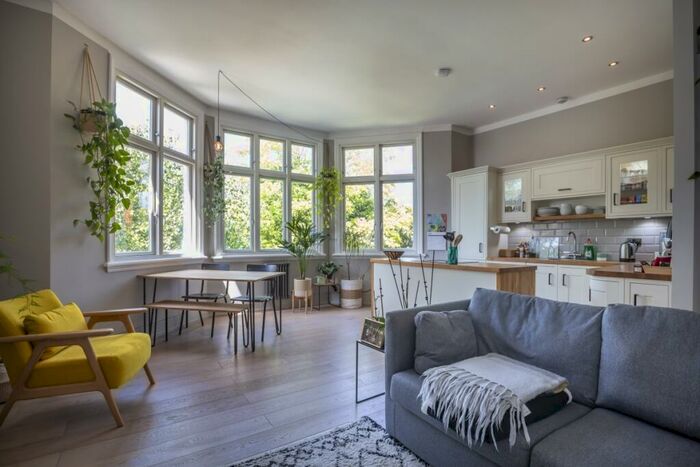 2 Bedroom Flat To Rent In Mapesbury Road London, NW2