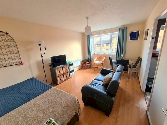 1 Bedroom Flat To Rent In Blackdown Close, East Finchley N2