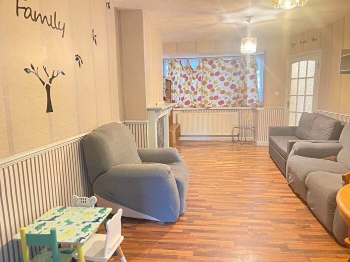 2 Bedroom End Of Terrace House To Rent In Woodrow Avenue, Hayes, UB4