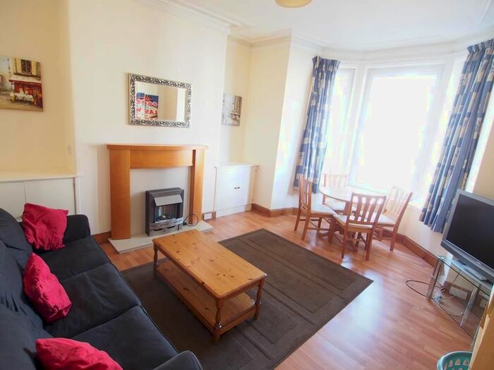 2 Bedroom Flat To Rent In Union Grove, First Floor Left AB10