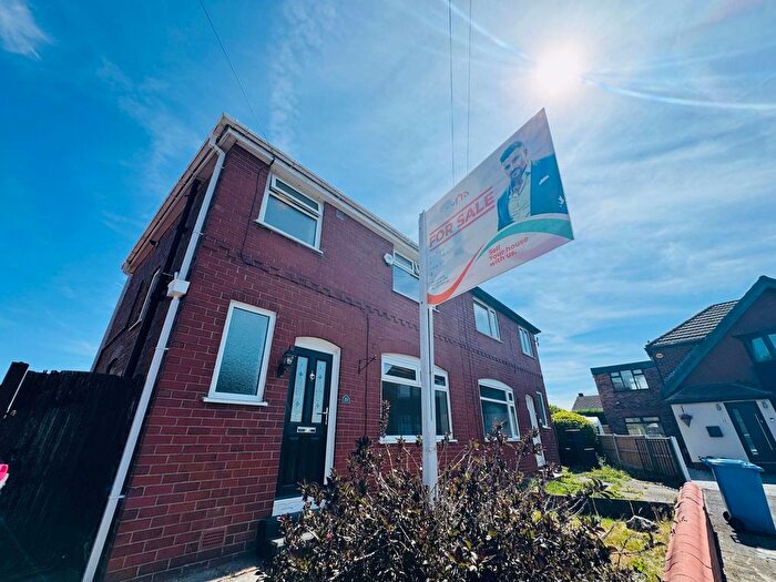3 Bedroom Semi-Detached House For Sale In Collingwood Drive, Swinton, Manchester, M27