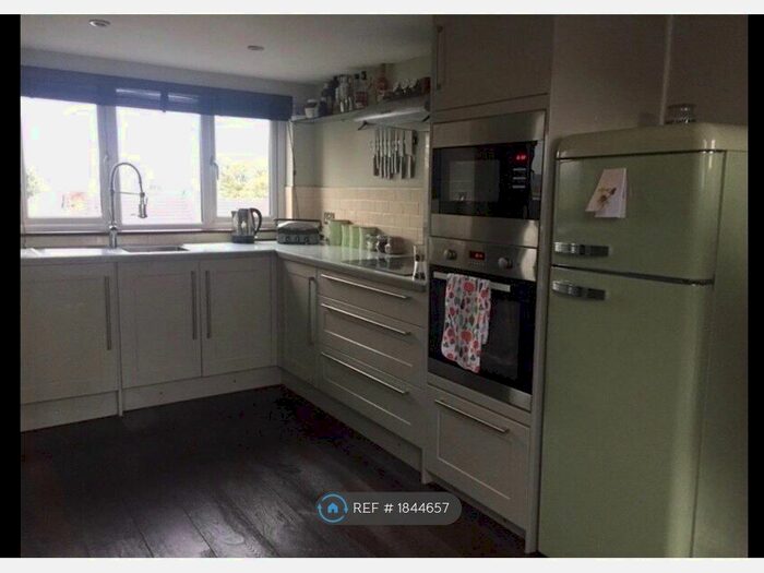 Studio To Rent In Bertram Road, London, NW4