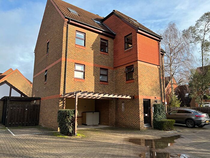 2 Bedroom Flat To Rent In Pursewardens Close, London, W13