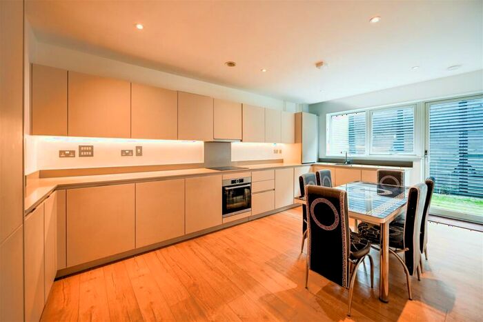 5 Bedroom Apartment To Rent In Medlar Street, London, SE5