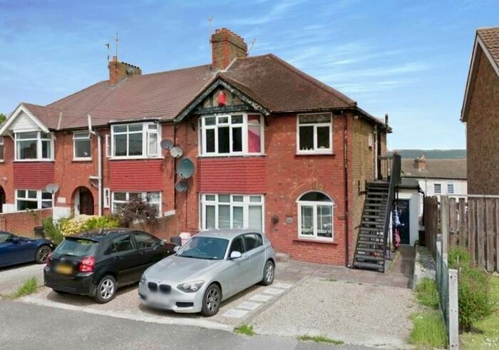 2 Bedroom Flat To Rent In Hillingdon Avenue, Sevenoaks, TN13