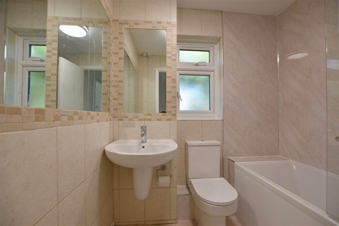 3 Bedroom Property To Rent In Abbots Rise, Redhill, RH1