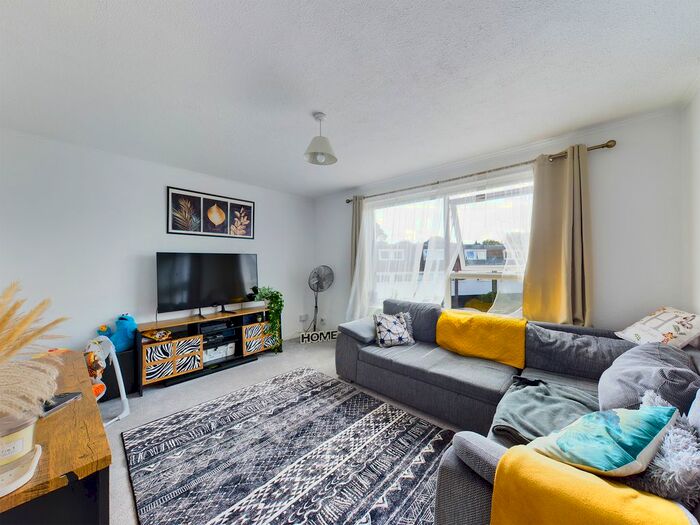 2 Bedroom Flat To Rent In April Close, Horsham, RH12