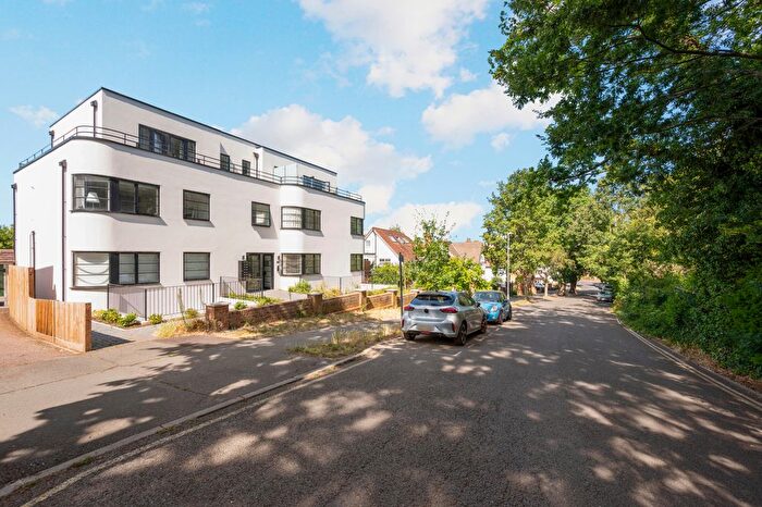 3 Bedroom Flat To Rent In Oak Hill Grove, Surbiton, KT6